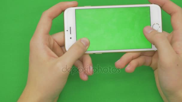 Использование смартфона на зеленом экране с различными жестами рук, горизонтально, близко - зеленый экран — стоковое видео