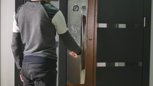 Un homme ouvre une porte dans le magasin 