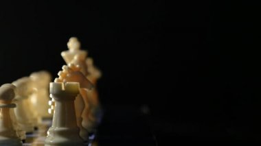 Satranç tahtaları ve siyah arka plan üzerinde satranç adet oyun