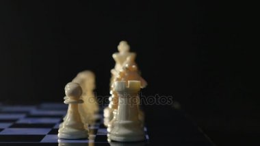 Satranç tahtaları ve siyah arka plan üzerinde satranç adet oyun