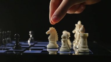 Satranç tahtaları ve siyah arka plan üzerinde satranç adet oyun