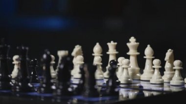 Satranç tahtaları ve siyah arka plan üzerinde satranç adet oyun