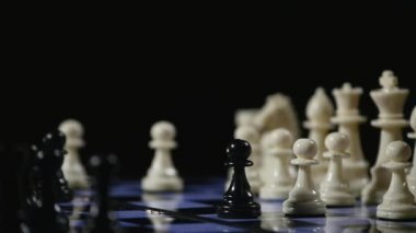 Satranç tahtaları ve satranç adet oyun siyah arka plan üzerine. s