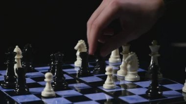 Satranç tahtaları ve siyah arka plan üzerinde satranç adet oyun