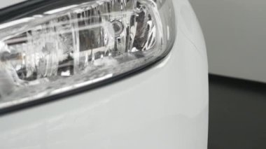 modern ve zarif beyaz araba - araba Far Closeup