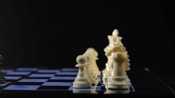 Satranç tahtaları ve siyah arka plan üzerinde satranç adet oyun — Stok video