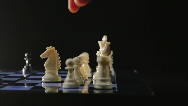 Satranç tahtaları ve siyah arka plan üzerinde satranç adet oyun — Stok video