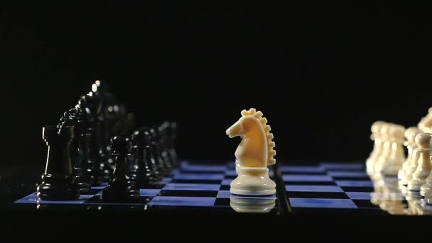 Échiquiers et pièces d'échecs jeu sur fond noir — Video