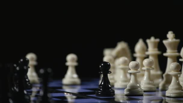Tableros de ajedrez y piezas de ajedrez juegan sobre fondo negro. s — Vídeos de Stock