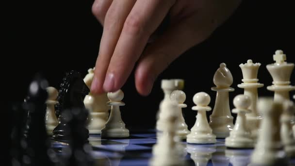 Échiquiers et pièces d'échecs jeu sur fond noir — Video