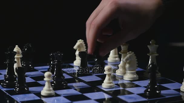 Płyty szachy i gry w szachy sztuk na czarnym tle — Wideo stockowe