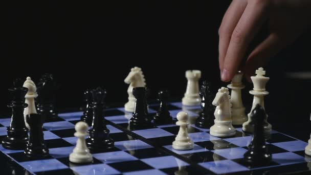 Échiquiers et pièces d'échecs jeu sur fond noir — Video