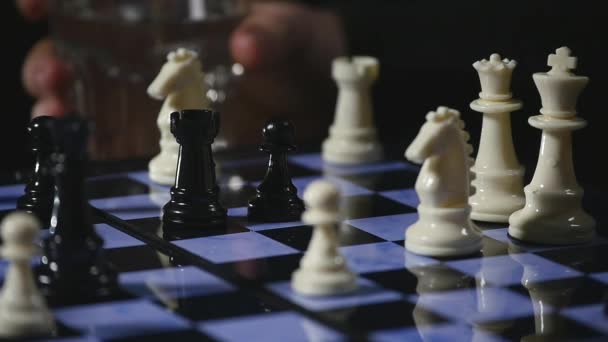 Płyty szachy i gry w szachy sztuk na czarnym tle — Wideo stockowe