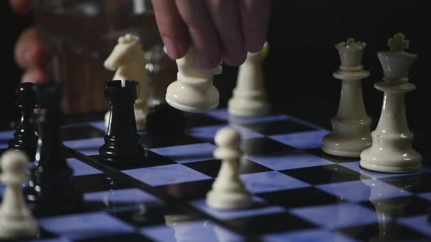 Tableros de ajedrez y piezas de ajedrez juego sobre fondo negro — Vídeos de Stock