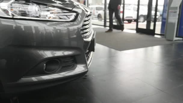Gros plan sur un phare d'une voiture gris foncé — Video