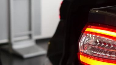 Araba Bayilik bagaja adam bakar