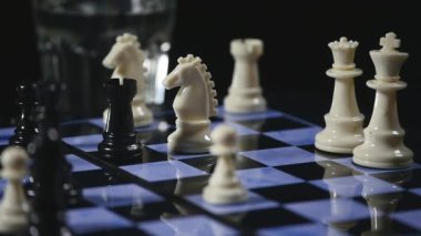 Satranç tahtaları ve siyah arka plan üzerinde satranç adet oyun