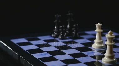 Satranç tahtaları ve siyah arka plan üzerinde satranç adet oyun