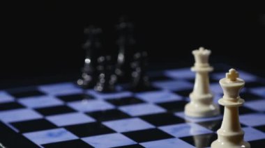Satranç tahtaları ve siyah arka plan üzerinde satranç adet oyun