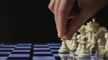 Satranç tahtaları ve siyah arka plan üzerinde satranç adet oyun