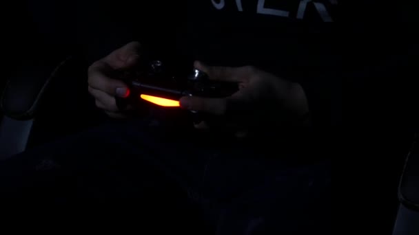 Man met een videogame controller in zijn handen spelen — Stockvideo