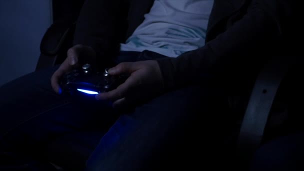 남자가 그의 손에 있는 비디오 게임 컨트롤러와 연주 — 비디오