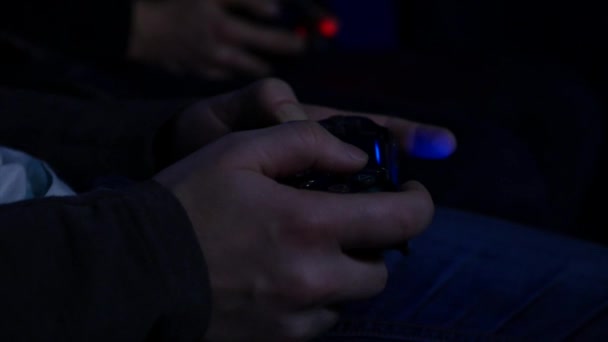 두 남자가 그의 손에 있는 비디오 게임 컨트롤러와 연주 — 비디오