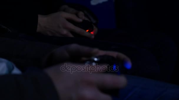 Dois Homem jogando com um controlador de videogame em suas mãos — Vídeo de Stock