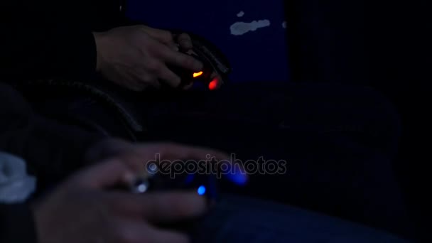 Двое мужчин играют с видеоиграми в руках — стоковое видео