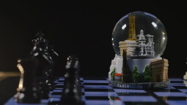 Шахові дошки і шахові фігури гра на чорному тлі. фон снігової кулі — стокове відео