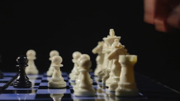 Σανίδες σκάκι και κομμάτια σκάκι σε μαύρο φόντο — Αρχείο Βίντεο