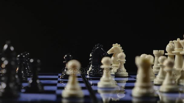 棋板和棋片断比赛在黑背景 — 图库视频影像