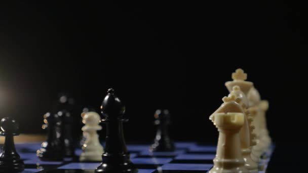 Schaakborden en stukken schaakspel op zwarte achtergrond — Stockvideo