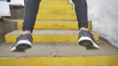 Merdiven - adam runner Hiit egzersiz çalıştırmak merdiven yukarı Sprint koşma. Sprint merdiven yukarı egzersiz erkek atlet uygun