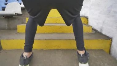 Merdiven - adam runner Hiit egzersiz çalıştırmak merdiven yukarı Sprint koşma. Sprint merdiven yukarı egzersiz erkek atlet uygun