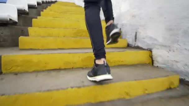 Escaliers en cours d'exécution - homme coureur sprint escalier dans l'exercice HIIT exécuter. S'adapter athlète masculin faisant de l'exercice sprint escalier — Video