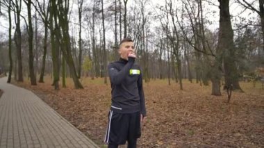 Mutlu, sportif adam yeme elma Park