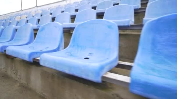 Синие сиденья в петле спортивного стадиона — стоковое видео