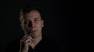 Adam sigara elektronik sigara buhar siyah arka plan üzerine