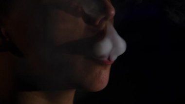 Adam sigara elektronik sigara buhar siyah arka plan üzerine