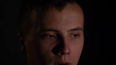 Adam sigara elektronik sigara buhar siyah arka plan üzerine