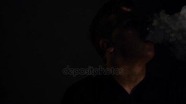 Adam sigara elektronik sigara buhar siyah arka plan üzerine