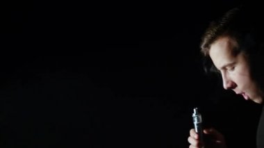 Adam sigara elektronik sigara buhar siyah arka plan üzerine