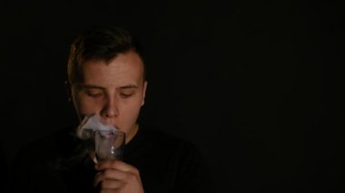 Adam sigara elektronik sigara buhar siyah arka plan üzerine