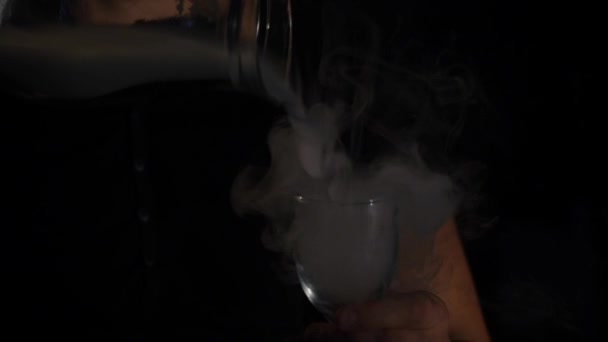 Ατμών ηλεκτρονικό τσιγάρο κάπνισμα άνθρωπος σε μαύρο φόντο — Αρχείο Βίντεο