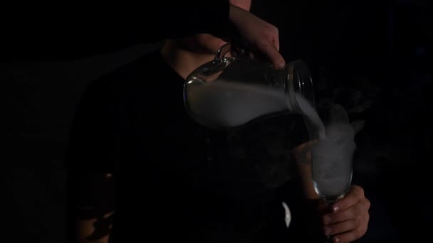 Man Rookvrije elektronische sigaret damp op zwarte achtergrond — Stockvideo
