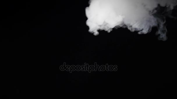 Man röka elektronisk cigarett ånga på svart bakgrund — Stockvideo