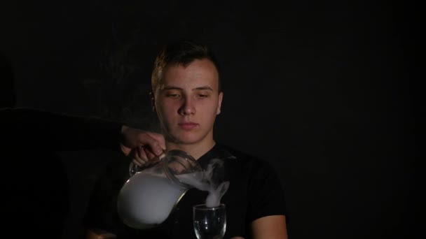 Uomo fumare vapore sigaretta elettronica su sfondo nero — Video Stock