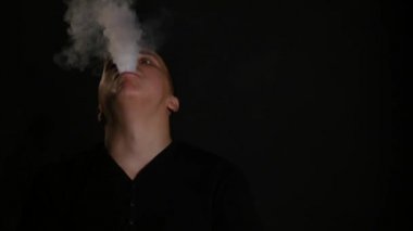 Adam sigara elektronik sigara buhar siyah arka plan üzerine