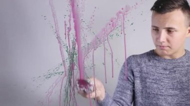 Bir adam Close-Up cam beyaz tahta üzerinde çizer